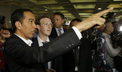   Presiden terpilih Joko Widodo bersama pendiri Facebook, Mark Zuckerberg (kedua kiri) saat tiba di Pasar Tanah Abang, Jakarta, Senin (13/10).  (AP/Achmad Ibrahim)