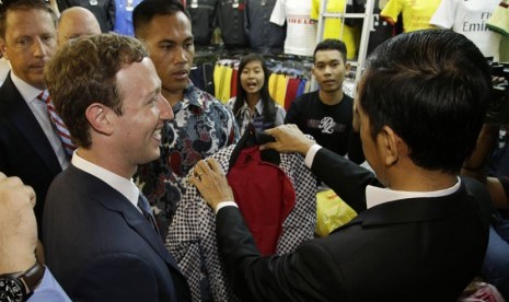   Presiden terpilih Joko Widodo bersama pendiri Facebook, Mark Zuckerberg (kiri) saat berkunjung ke Pasar Tanah Abang, Jakarta, Senin (13/10).  (AP/Achmad Ibrahim)