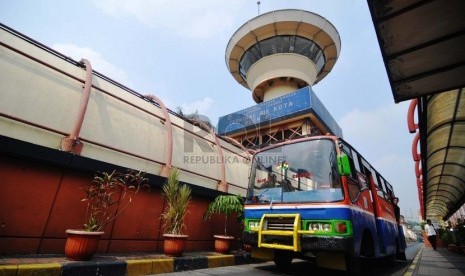  Suasana naik turun penumpang di Terminal Bus Blok M, Jakarta Selatan, Senin (13/10).  (Republika/Raisan Al Farisi)