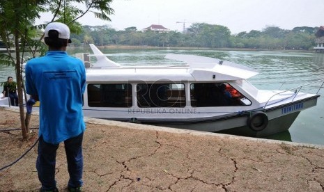  Petugas kru Kapal Triwitono mengopersaikan Kapal di danau kampus UI, Depok, Jawa Barat, Senin (13/10).  (Republika/ Tahta Aidilla)