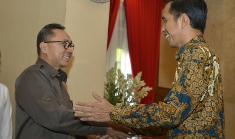   Gubernur DKI Jakarta sekaligus Presiden terpilih Joko Widodo (kanan) menyambut kedatangan Ketua MPR Zulkifli Hasan (kiri) di Rumah Dinas Gubernur DKI Jakarta, Senin (13/10).   (Antara/Widodo S. Jusuf)