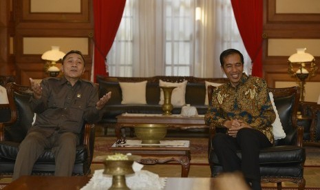  Gubernur DKI Jakarta sekaligus Presiden terpilih Joko Widodo (kanan) berbincang dengan Ketua MPR Zulkifli Hasan (kiri) di Rumah Dinas Gubernur DKI Jakarta, Jalan Taman Suropati Nomor 7, Menteng, Jakarta, Senin (13/10).  (Antara/Widodo S. Jusuf)