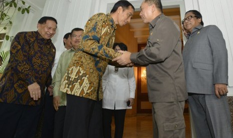  Gubernur DKI Jakarta sekaligus Presiden terpilih Joko Widodo (ketiga kiri) menyalami Ketua MPR Zulkifli Hasan (kedua kanan) di Rumah Dinas Gubernur DKI Jakarta, Senin (13/10).  (Antara/Widodo S. Jusuf)