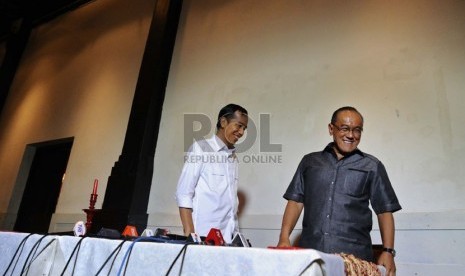  Presiden terpilih Joko Widodo (kiri) bersama Ketua Umum Partai Golkar Aburizal Bakrie (kanan) berjalan usai melakukan pertemuan tertutup di Jakarta, Selasa (14/10). (Republika/ Tahta Aidilla)