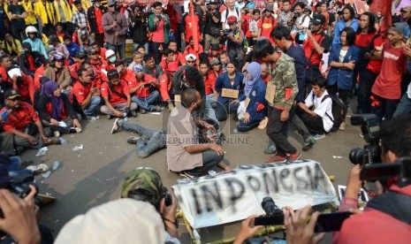  Aksi unjuk rasa menuntut pilkada langsung di depan Gedung DPR, Senayan, Jakarta, Selasa (14/10).(Republika/Agung Supriyanto)