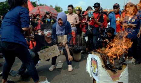  Aksi unjuk rasa menuntut pilkada langsung di depan Gedung DPR, Senayan, Jakarta, Selasa (14/10).(Republika/Agung Supriyanto)