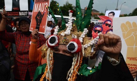  Aksi unjuk rasa menuntut pilkada langsung di depan Gedung DPR, Senayan, Jakarta, Selasa (14/10).(Republika/Agung Supriyanto)