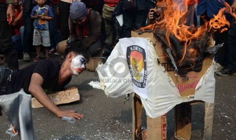  Aksi unjuk rasa menuntut pilkada langsung di depan Gedung DPR, Senayan, Jakarta, Selasa (14/10).(Republika/Agung Supriyanto)