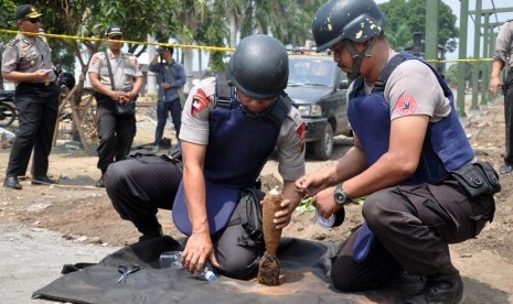  Petugas Tim Gegana Polres Semarang mengamankan temuan mortir diarea Museum Kereta Api Ambarawa, Kabupaten Semarang, Jateng, Rabu (15/10).  (Antara/Aloysius Jarot Nugroho)