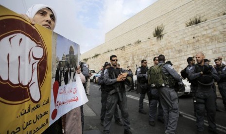  Seorang wanita warga Palestina berunjuk rasa memprotes peziarah yahudi yang masuk ke dalam Komplek Masjid Al Aqsa di Jerusalem, Rabu (15/10). (Reuters/Ammar Awad)