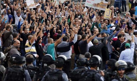  Ratusan warga Palestina berunjuk rasa memprotes peziarah yahudi yang masuk ke dalam Komplek Masjid Al Aqsa di Jerusalem, Rabu (15/10). (Reuters/Ammar Awad)