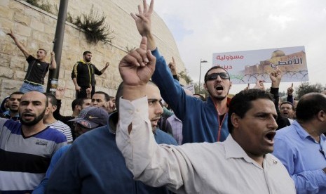  Ratusan warga Palestina berunjuk rasa memprotes peziarah yahudi yang masuk ke dalam Komplek Masjid Al Aqsa di Jerusalem, Rabu (15/10). (Reuters/Ammar Awad)