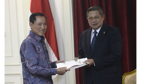   Presiden Susilo Bambang Yudhoyono (kanan) menerima laporan dari Ketua Panitia Seleksi (Pansel) Calon Pimpinan KPK Amir Syamsuddin (kiri) di kantor Presiden, Jakarta, Kamis (16/10). (Antara/Prasetyo Utomo)