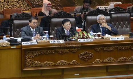  Ketua DPR RI, Setya Novanto (kedua kanan),Wakil Ketua DPR, Fadli Zon (kedua kiri) memimpin rapat paripurna Dewan Perwakilan Rakyat (DPR) di ruang sidang Nusantara II gedung parlemen Senayan, Jakarta Pusat, Kamis (16/10).    (Republika/Agung Supriyanto)