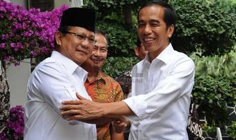   Ketua Umum Partai Gerindra Prabowo Subianto (kiri) bersama Presiden terpilih Joko Widodo (kanan) usai melakukan pertemuan tertutup di Rumah Kertanegara, Kebayoran Baru, Jakarta (17/10). (Republika/ Tahta Aidilla)