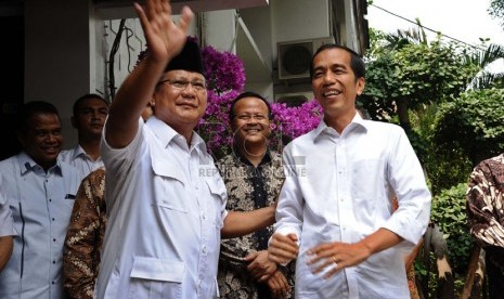   Ketua Umum Partai Gerindra Prabowo Subianto (kiri) bersama Presiden terpilih Joko Widodo (kanan) usai melakukan pertemuan tertutup di Rumah Kertanegara, Kebayoran Baru, Jakarta (17/10). (Republika/ Tahta Aidilla)