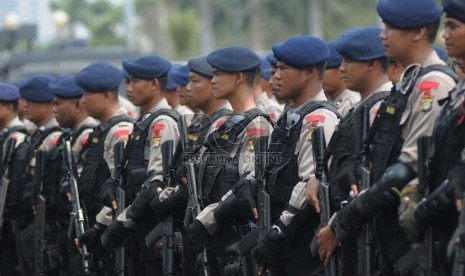  Usai apel, pasukan pengamanan pelantikan Presiden melaksanakan salat Jumat di Pelataran Monas, Jakarta Pusat, Jumat (17/10). (Republika/Raisan Al Farisi)