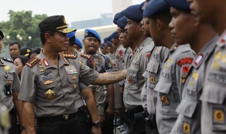  Kapolri Sutarman mengecek kesiapan personil sebelum melakukan salat Jumat di Pelataran Monas, Jakarta Pusat, Jumat (17/10). (Republika/Raisan Al Farisi)