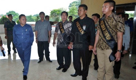   Ketua MPR Zulkifli Hasan (kiri) pantau langsung gladi kotor pelantikan Joko Widodo-Jusuf Kalla sebagai Presiden dan Wakil Presiden terpilih di Gedung MPR, Senayan, Jakarta, Jumat (17/10). (Republika/Agung Supriyanto)