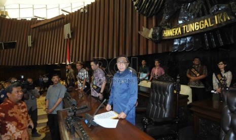  Ketua MPR Zulkifli Hasan pantau langsung gladi kotor pelantikan Joko Widodo-Jusuf Kalla sebagai Presiden dan Wakil Presiden terpilih di Gedung MPR, Senayan, Jakarta, Jumat (17/10). (Republika/Agung Supriyanto)