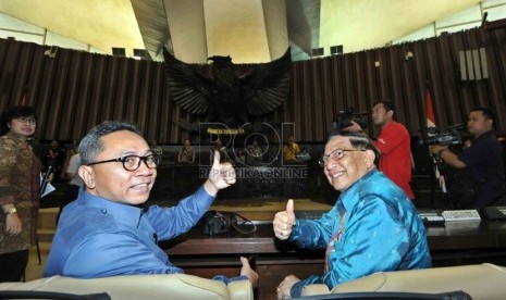  Ketua MPR Zulkifli Hasan (kiri) dan Wakil Ketua MPR, EE Mangindaan (kanan) pantau gladi kotor  pelantikan Joko Widodo-Jusuf Kalla sebagai Presiden dan Wakil Presiden terpilih di Gedung MPR, Senayan, Jakarta, Jumat (17/10). (Republika/Agung Supriyanto)