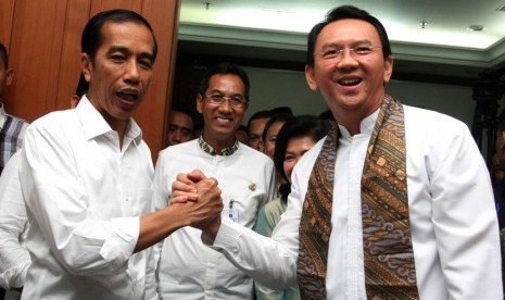  Presiden terpilih Joko Widodo (kiri) berjabat tangan dengan Wakil Gubernur DKI Jakarta Basuki Tjahaja Purnama alias Ahok (kanan) ketika acara perpisahan di Balai Kota, Jakarta, Jumat (17/10).  (Antara/Reno Esnir)