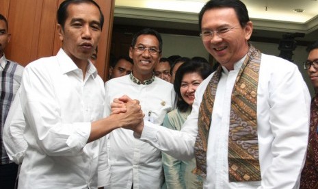  Presiden terpilih Joko Widodo (kiri) berjabat tangan dengan Wakil Gubernur DKI Jakarta Basuki Tjahaja Purnama alias Ahok (kanan) ketika acara perpisahan di Balai Kota, Jakarta, Jumat (17/10).  (Antara/Reno Esnir)