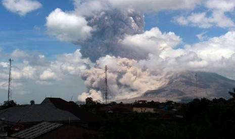   Gunung Sinabung kembali meluncurkan awan panas ketika terlihat di Desa Surbakti, Simpang Empat, Karo, Sumut, Jumat (17/10).  (Antara/Septianda Perdana)