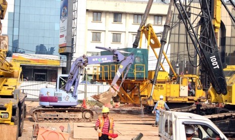   Beberapa alat berat yang sedang digunakan dalam proyek MRT di daerah Blok M Jakarta Selatan, Jumat (17/10). (MGRoL30).