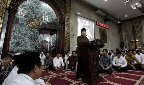   Wakil Presiden terpilih Jusuf Kalla memberikan ceramah di Masjid Sunda Kelapa, Jakarta, Ahad (19/10). (Antara/Muhammad Adimaja)