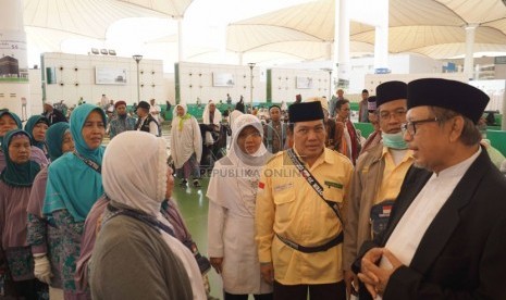 Ketua Komisi Pengawas Haji Indonesia (KPHI) Slamet Effendy Yusuf (berjas hitam) berbincang dengan jamaah haji Kloter 20 Embarkasi Surabaya di ruang tunggu Bandara Internasional King Abdul Aziz, Jeddah, Arab Saudi, Jumat (15/10). (Republika/Zaky al Hamzah)