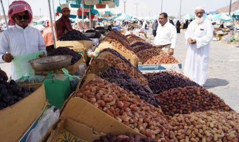  Pedagang kurma di kompleks pemakaman 70 syuhada, Jabal Uhud, Madinah, Arab Saudi. Arab Saudi Luncurkan Inisiatif Digital Promosikan Kurma Secara Global