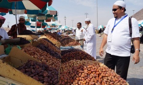  Pedagang kurma di kompleks pemakaman 70 syuhada, Jabal Uhud, Madinah, Arab Saudi. Ekspor Kurma Arab Saudi Meningkat Tahun Ini