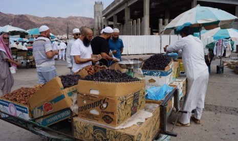  Pedagang kurma di kompleks pemakaman 70 syuhada, Jabal Uhud, Madinah, Arab Saudi.  (Republika/Zaky al Hamzah)