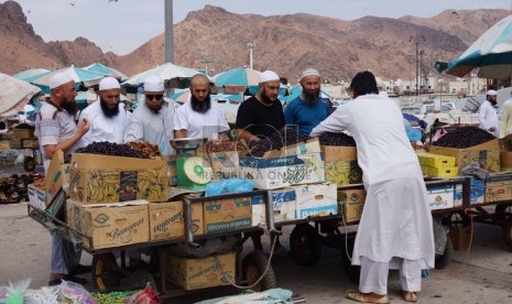  Pedagang kurma di kompleks pemakaman 70 syuhada, Jabal Uhud, Madinah, Arab Saudi.  (Republika/Zaky al Hamzah)