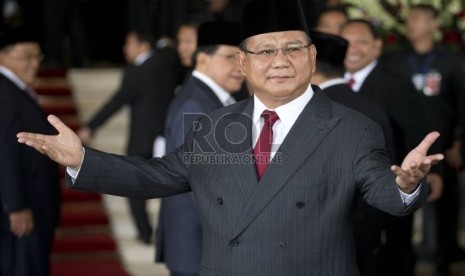  Ketua Umum Gerindra Prabowo Subianto menghadiri acara pelantikan Presiden di Gedung Nusantara, Komplek Parlemen Senayan, Jakarta, Senin (20/10).  (AP/Mar Baker)  )