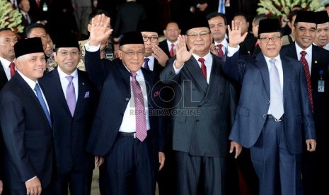   Ketua Umum Gerindra Prabowo Subianto bersama Ketua Umum Golkar Aburizal Bakrie emenghadiri acara pelantikan Presiden di Gedung Nusantara, Komplek Parlemen Senayan, Jakarta, Senin (20/10).  (Republika/Wihdan)