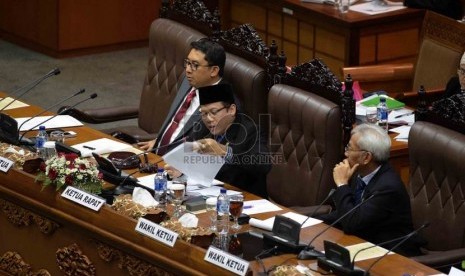  (dari kiri) Wakil Ketua DPR Fadli Zon, Taufik Kurniawan, Agus Hermanto memimpin jalannya rapat paripurna di Gedung DPR, Jakarta, Selasa (21/10). ( Republika/Agung Supriyanto)