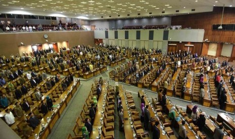  Suasana sidang paripurna penetapan anggota komisi di Gedung DPR, Jakarta, Selasa (21/10).   (Republika/Agung Supriyanto)