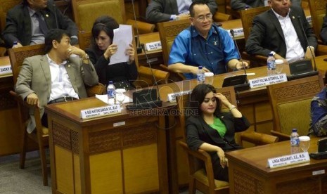  Suasana sidang paripurna penetapan anggota komisi di Gedung DPR, Jakarta, Selasa (21/10).   (Republika/Agung Supriyanto)