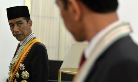  Presiden Joko Widodo bersiap sebelum pemotretan foto resmi di Istana Merdeka, Jakarta, Kamis (23/10).    (Antara/Setpes-Cahyo Bruri Sasmito)