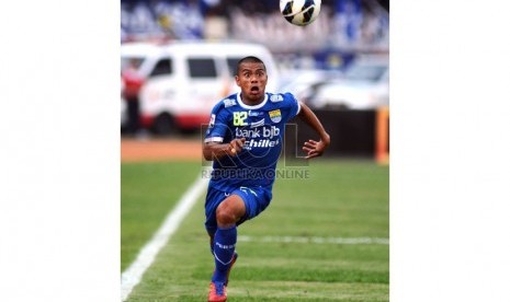     Pesepak bola Persib Bandung Tantan mencoba mengejar bola pada laga lanjutan Indonesia Super League di stadion Si Jalak Harupat, Kabupaten Bandung, Ahad (26/10). (foto: Septianjar Muharam)