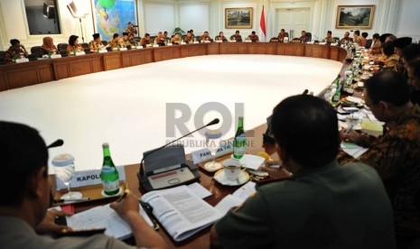  Presiden Joko Widodo menggelar rapat perdana Kabinet Kerja di Istana Negara, Jakarta, Senin (27/10). (Republika/Tahta Aidilla)