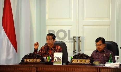  Presiden Joko Widodo memimpin rapat perdana Kabinet Kerja di Istana Negara, Jakarta, Senin (27/10). (Republika/Tahta Aidilla)