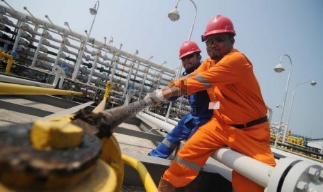   Petugas PT. Pertamina EP Asset 3 memeriksa pipa minyak di Stasiun Pengumpul Utama A, Jatibarang, Jawa Barat, Selasa (28/10).    (Republika/Raisan Al Farisi)