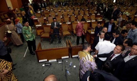  Sejumlah anggota dewan menyaksikan meja Ketua Fraksi PPP Hasrul Azwar yang terbalik saat rapat paripurna terkait pengesahan alat kelengkapan dewan (AKD) di Gedung Nusantara II, DPR, Jakarta, Selasa (28/10). (Republika/Agung Supriyanto)