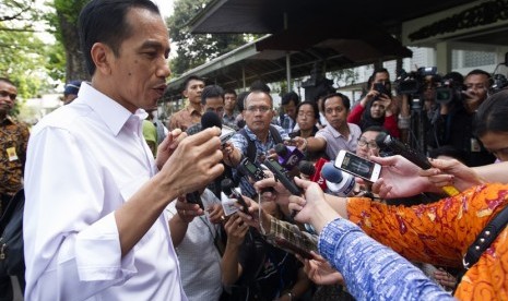  Presiden Joko Widodo memberikan keterangan pers seusai melakukan inspeksi mendadak ke Kantor Badan Koordinasi Penanaman Modal (BKPM) di Istana Kepresidenan Jakarta, Selasa (28/10).    (Antara/Andika Wahyu)