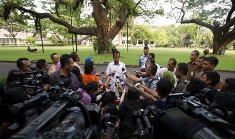  Presiden Joko Widodo (tengah) memberikan keterangan pers seusai melakukan inspeksi mendadak ke Kantor Badan Koordinasi Penanaman Modal (BKPM) di Istana Kepresidenan Jakarta, Selasa (28/10).   (Antara/Andika Wahyu)