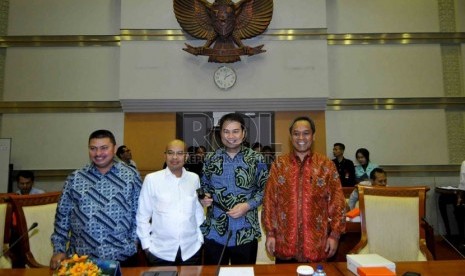   Aziz Syamsudin (kedua kanan) terpilih menjadi ketua Komisi III didampingi para wakil ketua (dari kiri) Nur Fahri Harahap, Desmond Junaedi Mahesa dan Benny K Harman.   (Republika/Agung Supriyanto)