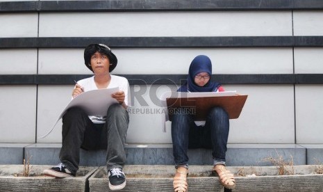  Sejumlah Mahasiswa IKJ Fakultas Seni Rupa melukis suasana Bundaran HI, Jakarta Pusat, Kamis (30/10).    (Republika/Raisan Al Farisi)